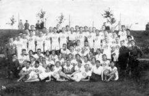 Gruppenbild von Sportlern des Arbeitersportvereins Fichte Süd-Ost