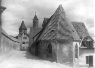 Dinkelsbühl. Dreikönigskapelle (Gefallenengedächtniskapelle; 1378 erwähnt, nach 1834 profaniert). Blick vom Segringer Tor nach Norden zum Grünen Turm (15. Jh.)