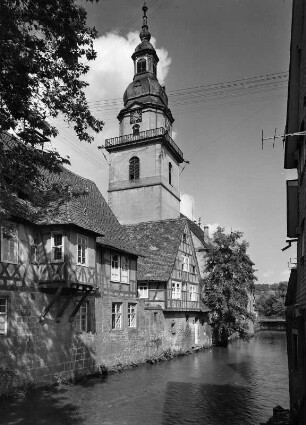 Erbach Odenwaldkreis. Häuser an der Mümling. Ansicht mit Turm der evangelischen Kirche