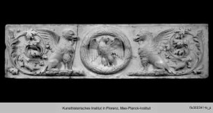Camerino di alabastro : Ornamentrelief mit Adler im Lorbeerkranz