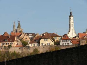 Blick aus dem Taubertal auf Rothenburg, rechts Rathausturm, links Stadtkirche St. Jakob