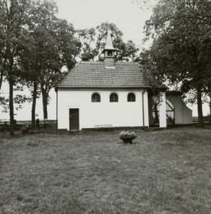 Wadelsdorf. Friedhofskapelle : Spremberg-Wadelsdorf. Waldfriedhof. Friedhofskapelle mit Toranlage. Ansicht vom Friedhof