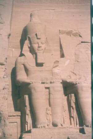 Abu Simbel. Großer Tempel Ramses II. (1260-1250 ante). Eine der vier Kolossalstatuen Ramses II. mit der Doppelkrone Ober- und Unterägyptens (Pschent) am Eingang