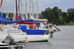 Sundbyholm - Segelboothafen am Mälarsee : Segelboothafen am Mälarsee bei Sundbyholm, aufgenommen am 24. Juli 2012