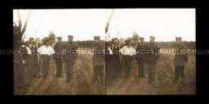 Soldaten und Frauen an der Landstraße nach Obory