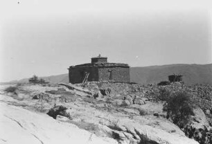 Koptenkirche : Felsige Berglandschaft mit einem Gebäude