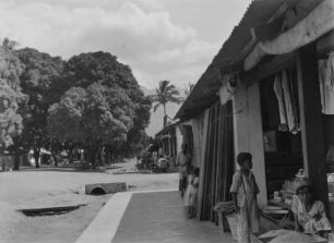Die Stadt Morogoro : Häuser und Verkaufsläden in der Stadt Morogoro entlang einer Straße