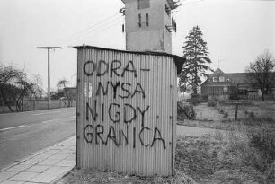 Deutsch-polnische Grenze, 1991. Graffiti 'Odra-Nysa Nigdy Granica.' - Oder Neiße, niemals die Grenze. Vermutlich von rechten, reaktionären Kräften gesprüht, welche die Oder-Neisse Grenze nicht anerkennen