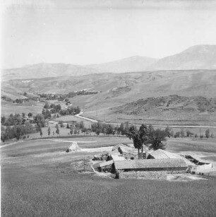 Farm und Landschaftsblick : Blick auf ein Farmgelände, das vermutlich im Besitz eines Europäers ist.