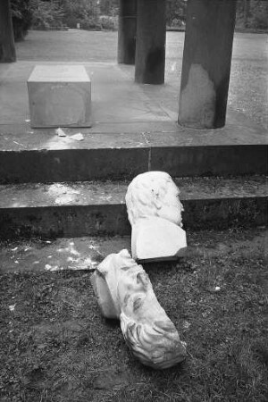 Denkmal für Friedrich Weinbrenner im Schlossgarten. Zerstörung durch Randalierer