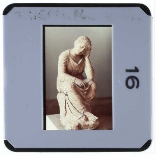 unbekannt, Trauernde Dienerin (Berlin, Antikensammlung, SK 498)