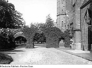 Ruine des Klausurgebäudes und Klosterkirche : Ehemaliges Zisterzienserkloster. Zisterzienser-Klosterkirche (1295-1368; Restaurierung 1881-1894, G. L. Möckel). S-Wand des Querschiffes und Ruine der Westwand des östlichen Flügels des Klausurgebäudes (um 1230)
