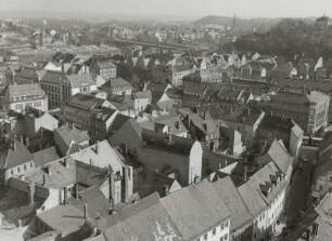 Meißen, Blick vom Turm der Frauenkirche nach Südosten über die Markt- und Fleischergasse zur Elbe mit Eisenbahnbrücke
