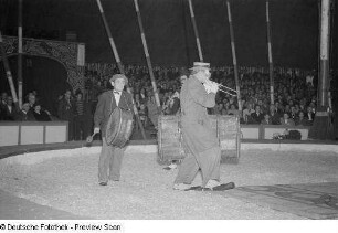 Zirkusdarbietung mit Clowns
