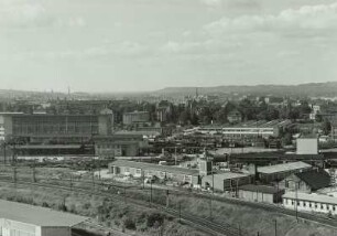 Dresden. Blick vom Studentenwohnheim Budapester Straße 22 über die Eisenbahnanlagen nach Nordwesten zur Lößnitz : Technikgeschichte | Verkehr | Schienenverkehr | Bahnkörper