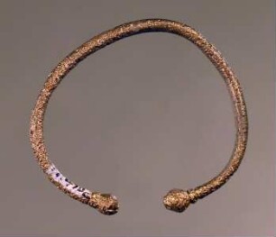 Armring, in Knöpfe auslaufend