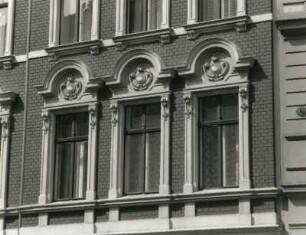 Görlitz, Landeskronstraße 49. Wohnhaus mit Laden (1891). Obergeschoßfenster