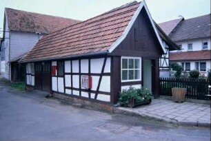 Bushaltestelle und Gerätehaus der Feuerwehr