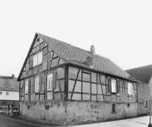 Wohnhaus, Fachwerk; Hasselroth, Rathausstraße 33