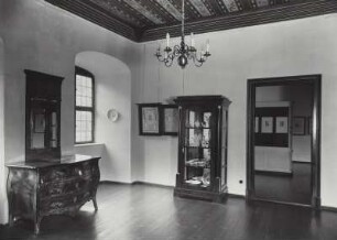 Kunsthandwerksammlung, Raum K, Durchblick ins Biedermeierzimmer
