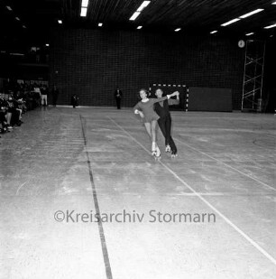 Kreissportverband Stormarn e.V.: Stormarnhalle: Sportschau: Reinhard und Doris Schmidt beim Rolltanz, links Zuschauer