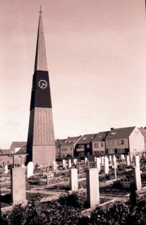 Helgoland: Friedhof und Kirchturm im Ort