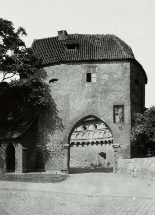 Naumburg, Marientor : Naumburg. Marientor. Äußeres Tor (Feldseite) mit Maria mit dem Jesuskind und Stadtwappen