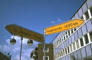 Markt: Hinweisschild auf die Partnerstädte Kaposvàr und Saint Sébastien