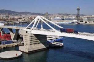 Barcelona - Brücke zum Hafen : Über diese Brücke erreichen Fahrzeuge die Verladekais im Hafen. Aufgenommen am 16. Oktober 2009 in Barcelona