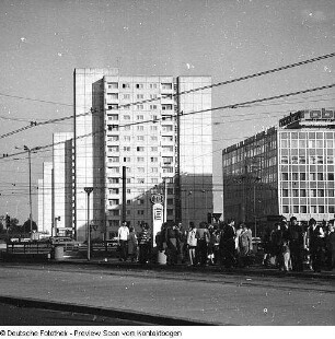 Stadtzentrum mit Passanten und Besuchern