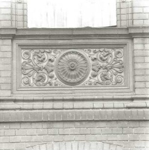 Peitz, August-Bebel-Straße 29. Ehemaliges Amtsgericht (Grundschule Peitz II, 1879), Brüstungsfeld mit Terrakotta-Relief