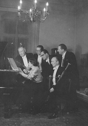 Gruppenaufnahme vom Bläserquintett und Pianistin Gudrun Brandner-Siegert der Staatskapelle (Prof. Rucker)