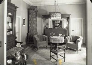 Wohnzimmer der Wohnung Dr. med. Schulz : Roßwein, Nossener Straße 11, Wohnung Dr. med. Schulz, Wohnzimmer mit Kachelofen, Sitzgruppe und Portrait von Adolf Hitler