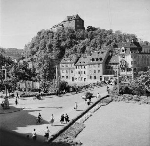 Greiz. Stadtansicht mit Oberem Schloß auf dem Schloßberg. Blick über die Friedensbrücke (Straßenbrücke über die Weiße Elster) nach Nordwest