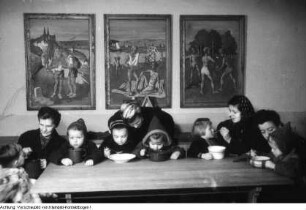 Internationales Rotes Kreuz. Kinderspeisung durchgeführt von der Volkssolidarität, 1949