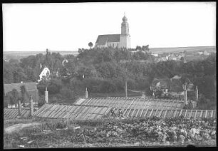 Leuben. Blick zur Kirche