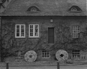 Ahrensburg, Mühlenredder 1. Schloßmühle (um 1600). Teilansicht des Mühlengebäudes mit Mahlsteinen