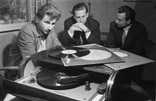 Dresdner Tanzsinfoniker unter Leitung von Günter Hörig beim Hören einer ihrer Schallplatten