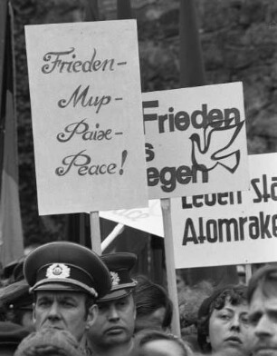 Demonstranten bei einer Friedensdemo in Torgau während des 40. Jahrestages der Begegnung zwischen den sowjetischen und den amerikanischen Truppen
