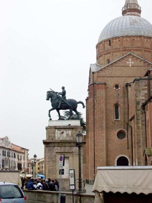 Padua: Basilica di Sant´Antonio/Basilica del Santo mit Reitermonument des Erasmo de Narni, gen. Gattamelata