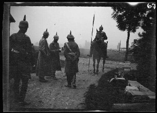 Manöver [in Schwaben:] Offiziere vor einem Offizier zu Pferd ("Stab der 1. Kavallerie-Brigade") bei einer Besprechung auf einem Weg einer nicht identifizierbaren Ortschaft