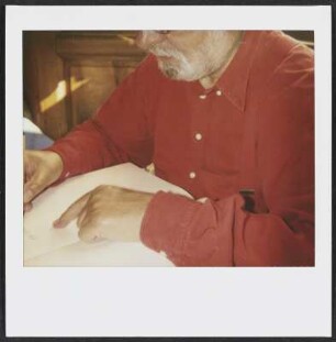 Wolfram Siebeck schreibt sich ins Gästebuch des Landgasthofes Linde in Stumm ein