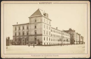 Albertstadt. Vorderansicht der Gardereiter-Caserne : Albertstadt. Vorderansicht der Gardereiter-Caserne. Aus: Albertstadt. Sämmtliche Militärbauten in Dresden. 18 Photographien nach der Natur nebst Übersichtsplan. Verlag Adolf Gutbier, Dresden 1880, Blatt 15, Carte Cabinet. Verwalter: SLUB Dresden Hist.Sax.G.573 m