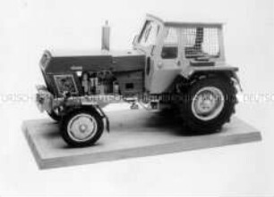 Modell des Traktors ZT 300, der unter Leitung des VEB Traktorenwerke Schönebeck entwickelt wurde