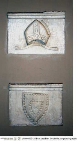 Zwei Fragmente mit Mitra und Wappenschild vom Grabmal des Bischofs Giovanni Muti dei Papazzurri