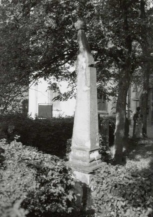 Denkmalsobelisk : Lößnitz (Kreis Aue), Denkmalobelisk, Sandstein, wohl um 1800, Friedhof