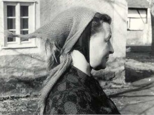 Kopftuch in Radibor : Kleidung - katholische Tracht. Ort: Radwor / Radibor. Im Nacken gebundenes Wollkopftuch über Trachtenhaube bei Hausarbeiten.