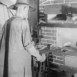 Formen der erweichten Glasstücke : Technikgeschichte | Technologie | Optische Industrie | Glasschleiferei und Presserei | Emil Busch AG Rathenow