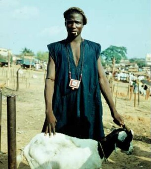 Kumasi. Mann mit Ziege