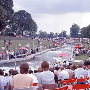 Hansjakob, Gottfried; Augsburg - Spickel, Am Eiskanal 30A; Kanuslalom Olympiastrecke, Freiflächengestaltung - Kanustrecke, Tribünen mit Zuschauern